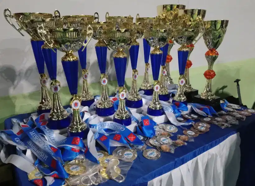 Наградные медали и кубки Чемпионата Алматы по аджилити