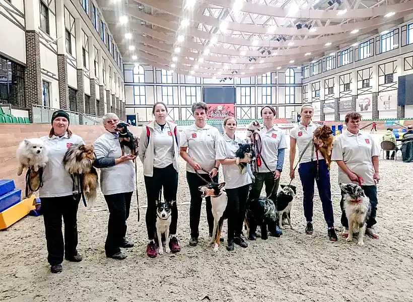 Групповая фотография сборной Алматы в MAXIMA PARK на Чемпионате России по аджилити по версии Российской Лиги Кинологов