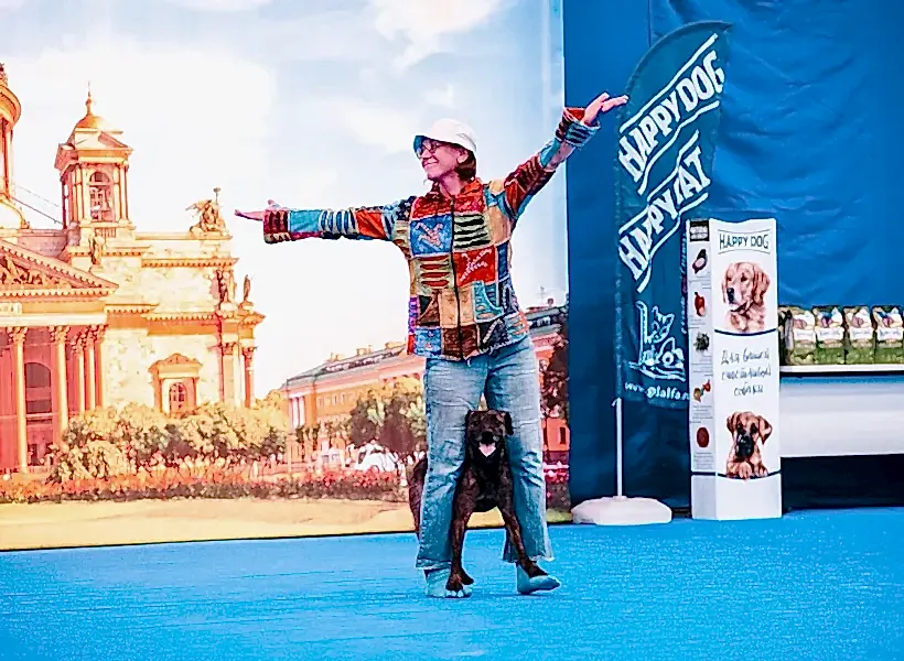 Девушка с лабрадором выступают в дисциплине кинологический фристайл